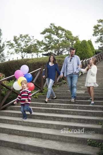 -Happy family on the stairs|-Merdivenlerdeki mutlu aile