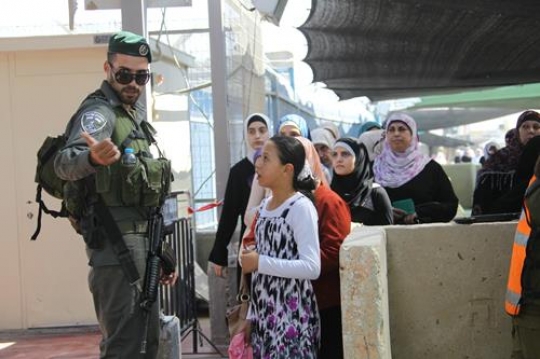 girls at israeli checkpoint