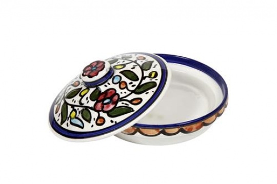 Ceramic ornamented plate with cover