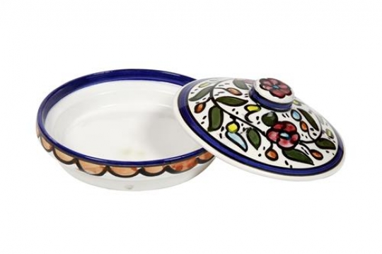 Ceramic ornamented plate with cover