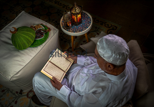 ramadan-old-man-read-quran-020