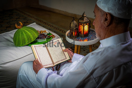 ramadan-old-man-read-quran-022