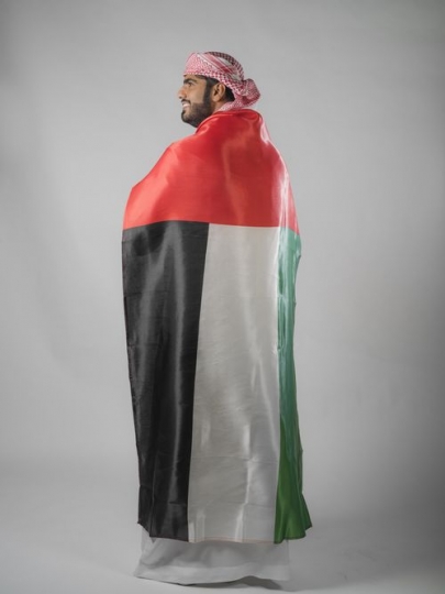 Man wrapped the UAE flag on his back