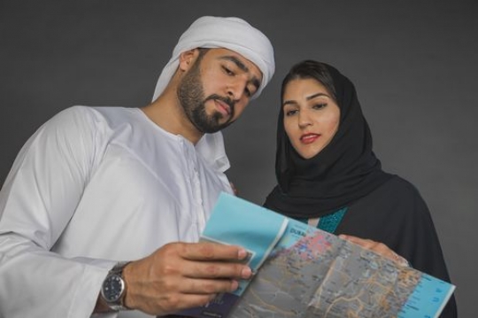 A Middle Eastern couple on vacation |-