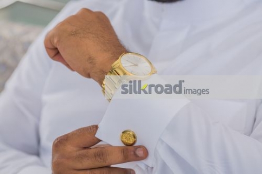 Business man fixing the cufflink